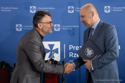 zdjęcie z podpisania umowy z firmą ABM Architektura Nieruchomości z Gliwic - wykonawcą szkoły na osiedlu Budziwój w Rzeszowie, fot. Grzegorz Bukała, Urząd Miasta Rzeszowa